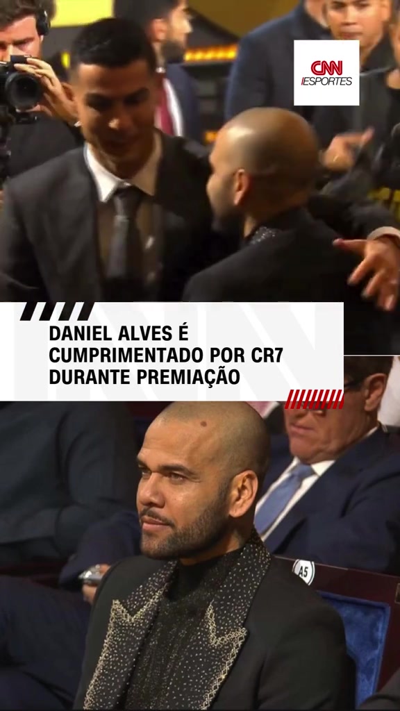 出狱后首度公开露面！42岁阿尔维斯出席环足奖颁奖礼，与C罗拥抱