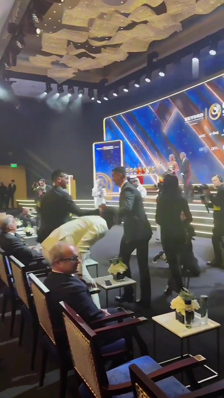 C罗来到跟前握手，拉波尔塔、登贝莱、亚马尔等人主动站起回应