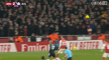 奋不顾身！加布里埃尔禁区内俯身头球解围被蒂莱曼斯踢到头部