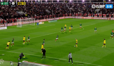 菲利克斯下底传中，C罗门前接应未能完成射门