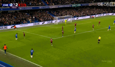 对手犯规还念念叨叨，埃斯特旺被放倒后送飞吻+贴脸大笑回应