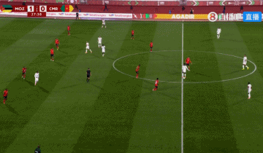 看傻了！喀麦隆队中柱，莫桑比克后卫坐地将球扫进自家大门