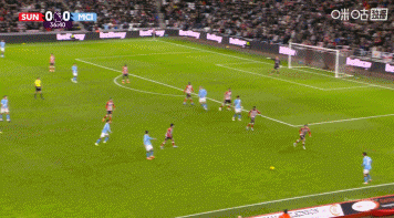 福登右路传中，哈兰德近距离射门被守门员扑出