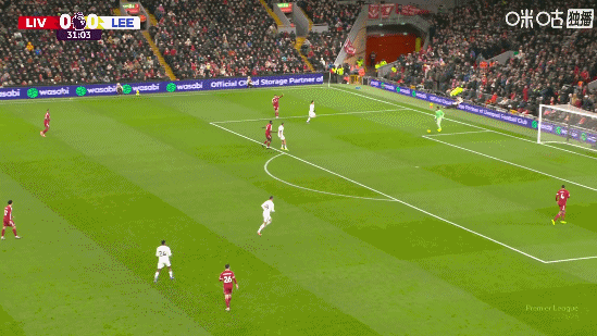 差点弄砸了！阿利松外脚背出球直接传给对手，随后扑出远射