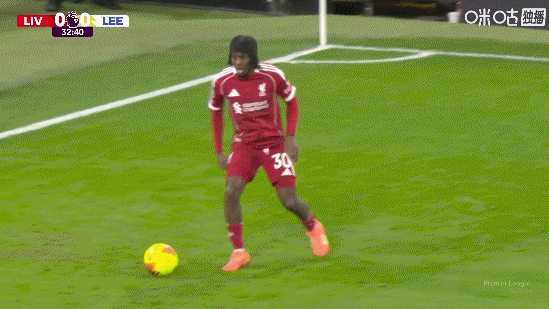 给自己都整乐了！埃基蒂克近距离头球顶空门却顶偏，反帮对手解围