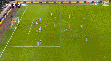 多库连续过人杀入禁区射门被挡，福登补射又被封堵