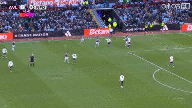 平地起惊雷！沃特金斯上半场补时轰出世界波，连续3场破门3场4球