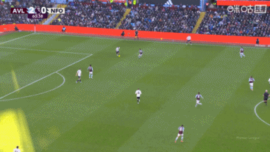 扳回一个！怀特后插上获单刀机会，面对大马丁精彩挑射直挂死角