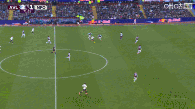 逆天！森林门将维克托出击失误送麦金空门大礼 自己伤退泪洒赛场