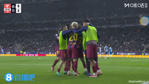 主场输球,巴萨球员庆祝进球时,西班牙人球迷朝他们扔水瓶 主场输球,巴萨球员庆祝进球时,西班牙人球迷朝他们扔水瓶