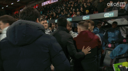 该给吗？伯恩茅斯球员赛后围住裁判，抗议裁判吹停最后一攻