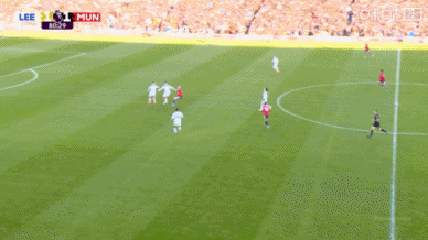 这球可惜！比赛第82分钟，库尼亚禁区线附近推射击中立柱