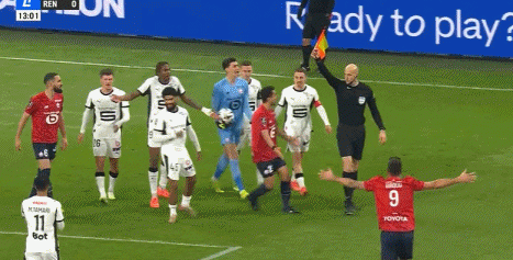 第13分钟被红牌罚下一人!里尔主席怒喷裁判:简直是耻辱和丑闻