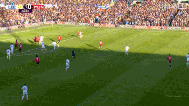 曼联逃过一劫！比赛第35分钟，勒温头球攻门击中立柱