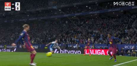 西班牙人球迷大骂巴尔德,意识到有摄像机赶紧拉围巾遮嘴“闭麦” 西班牙人球迷大骂巴尔德,意识到有摄像机赶紧拉围巾遮嘴“闭麦”