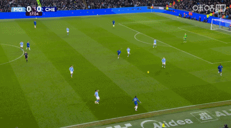 哈兰德射门被挡了一下弹向死角，约恩森神扑救险