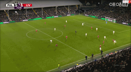 门前险象环生！阿利松出击没抱住球，威尔逊吊射空门击中横梁！