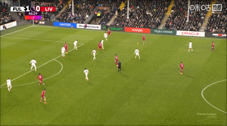 有点迷茫！维尔茨挑传直接出了底线，镜头立马给到场边的斯洛特