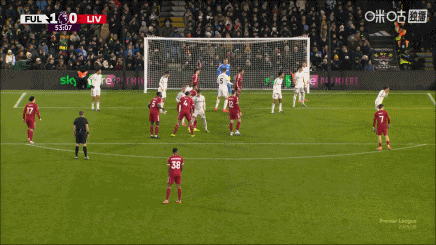 差一点！索博开出角球，麦卡利斯特甩头攻门击中横梁