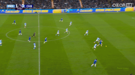 吃牌大师，德拉普被断球后推倒对手，吃到一张黄牌