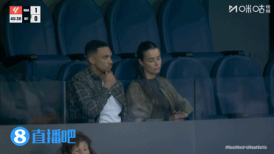 为球队加油，阿诺德与女友伯纳乌现场观战