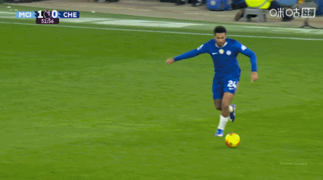 詹姆斯踩到罗德里脚面，被裁判出示黄牌