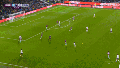 胖虎长传舍什科头球攻门，被杜布拉夫卡飞扑挡出