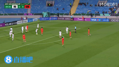 伊拉克球员解围不远，王钰栋凌空射门打偏