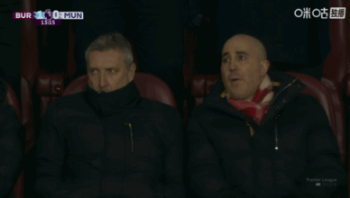 换帅首战开局不利！曼联丢球后，威尔科克斯、贝拉达表情凝重