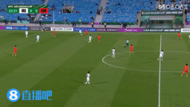 拜合拉木断球后过人传球，可惜被伊拉克球员解围