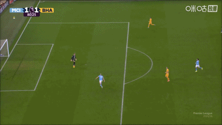 离谱吐饼！布莱顿自家禁区玩火被断，哈兰德无人盯防射门被扑