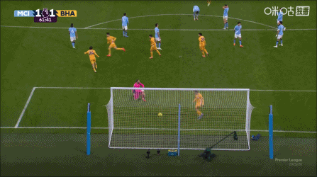 多纳鲁马与德屈佩争抢皮球发生争执，两人各染一黄