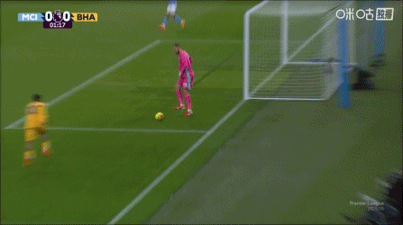 吓人！多纳鲁马禁区内停球失误，皮球贴近门线