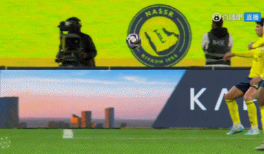 生涯第958球！C罗点射破门，对手球员主动手球送点