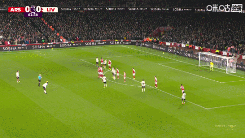 飞角旗区去了！索博斯洛伊主罚任意球，一脚远射直接抽飞