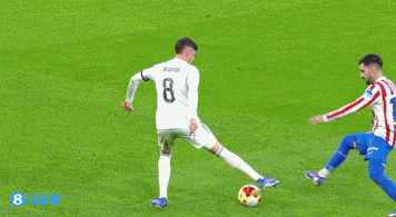 袖标都差点拽掉了！巴埃纳身后拉拽巴尔韦德球衣，被后者推了一把