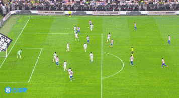 没能实现绝平！补时阶段阿尔马达挑传，阿尔瓦雷斯近距离射门打偏