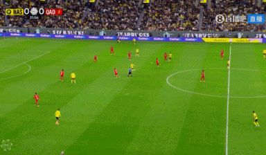 C罗禁区内凌空抽射踢呲，随后脚后跟射门被吹越位