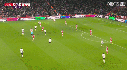 维尔茨禁区倒地索要点球，加布里埃尔拽着他的衣服想把他拉起来