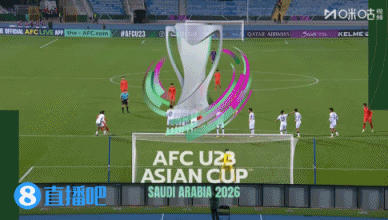 王钰栋主罚任意球直接打门，皮球碰到对方球员后出底线