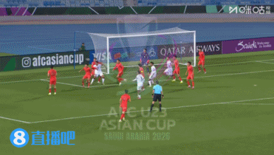 伊拉克球员打门李昊扑救脱手，彭啸跟上头球解围