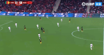 是点球吗？姆伯莫突入禁区痛苦倒地，裁判未判给喀麦隆队点球