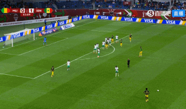 经典非洲杯激光笔！马里队前场任意球，主罚球员面部被激光笔狂照