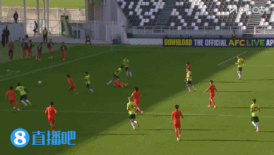 李镇全染黄！第57分钟，李镇全拼抢中直接铲倒澳大利亚球员