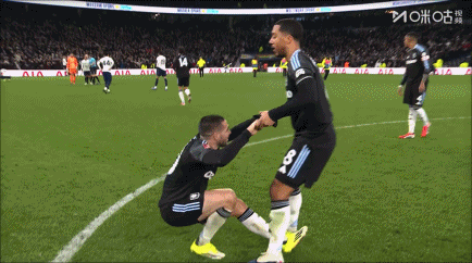 噎不下这口气!罗杰斯赛后与帕利尼亚干架,疯狂拉拽帕利尼亚球衣 噎不下这口气!罗杰斯赛后与帕利尼亚干架,疯狂拉拽帕利尼亚球衣