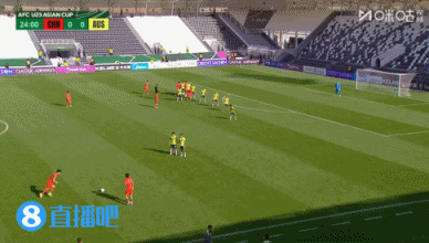 可惜！U23国足定位球造成禁区混战，吾米提江转身被挡未能射门