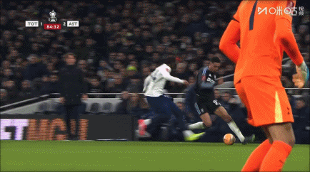 帕利尼亚铲翻罗杰斯,埃梅里场边抗议 帕利尼亚铲翻罗杰斯,埃梅里场边抗议