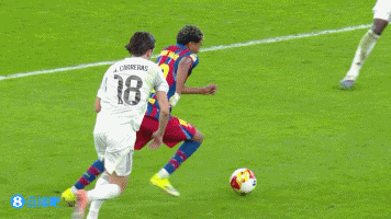 亚马尔连过数人送出直塞，莱万射门被挡