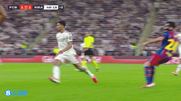 短路了？莱万接直塞前，赫伊森先向莱万靠近随后又让开将他放空