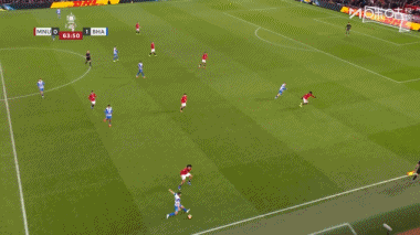 曼联防线被轻松打穿，维尔贝克爆射破门，曼联0-2落后布莱顿